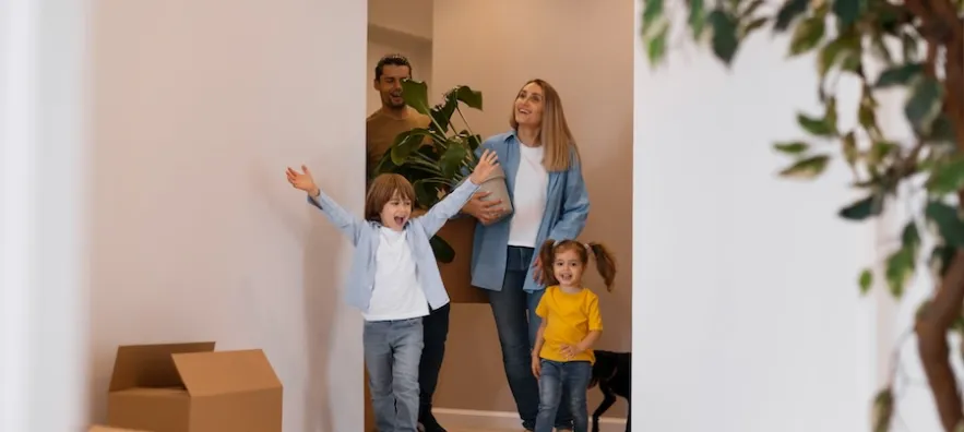 une famille en train d’emménager dans un logement neuf
