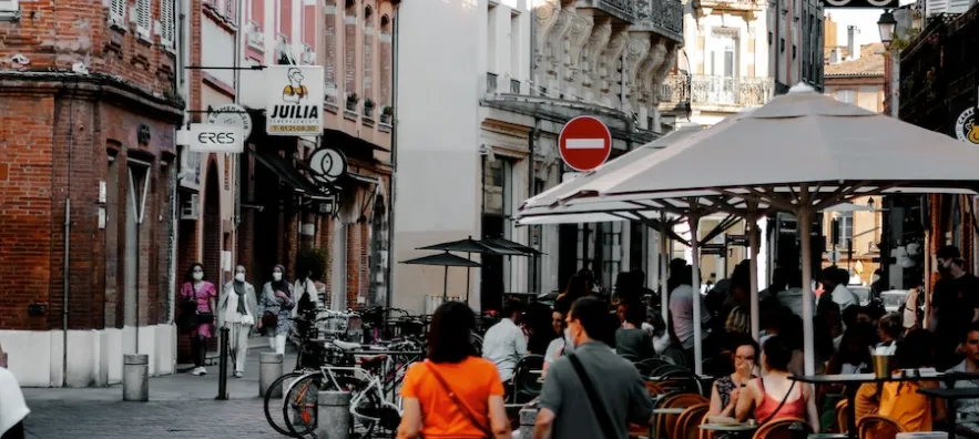 Des habitants et des touristes en train de se promener dans les rues de Toulouse