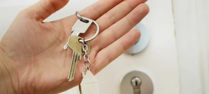 un propriétaire en train de récupérer les clés de son futur logement neuf