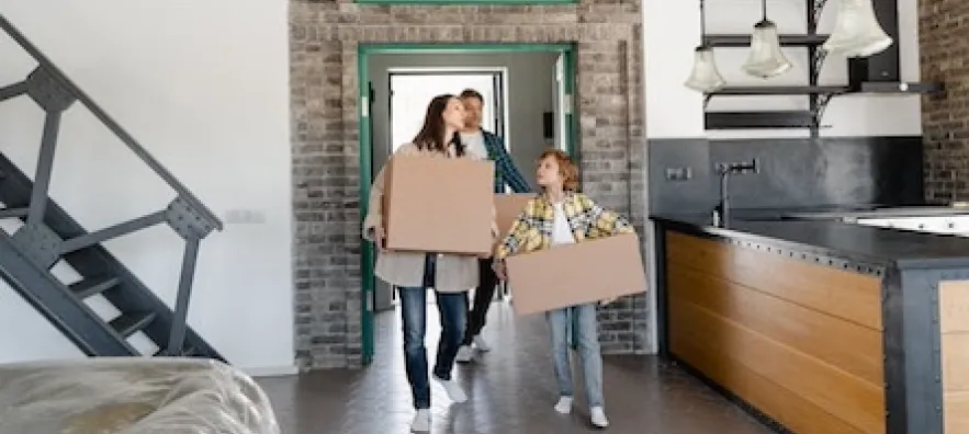 Une famille qui emménage dans leur appartement neuf acheté grâce au prêt à taux zéro