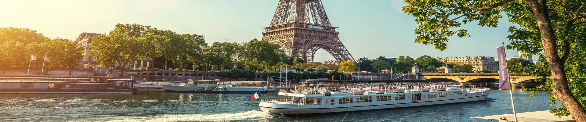 Photo d'une péniche sur la Seine à Paris devant la tour eiffel