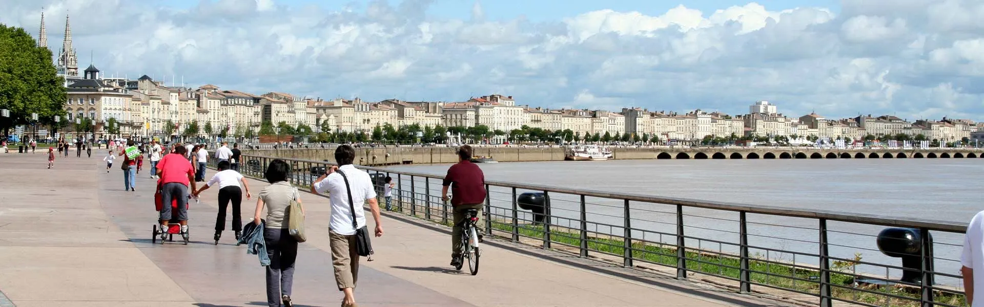 piétons et touristes marchant sur les quais de Bordeaux
