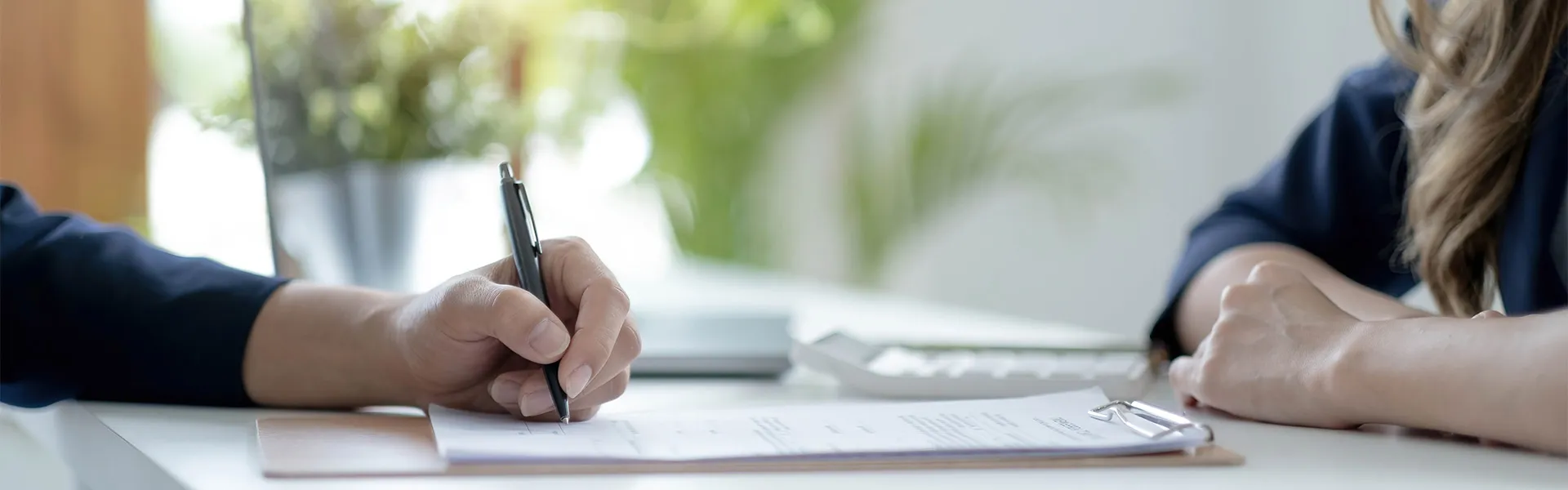 Un futur acquéreur en train de signer son offre de crédit immobilier