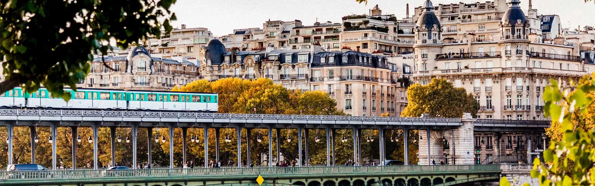 Métro de Paris qui traverse un pont au dessus de la Seine.