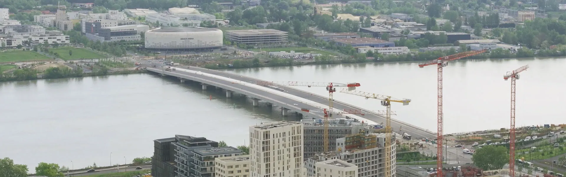 vue sur le pont Simone Veil dans la ville de bordeaux 