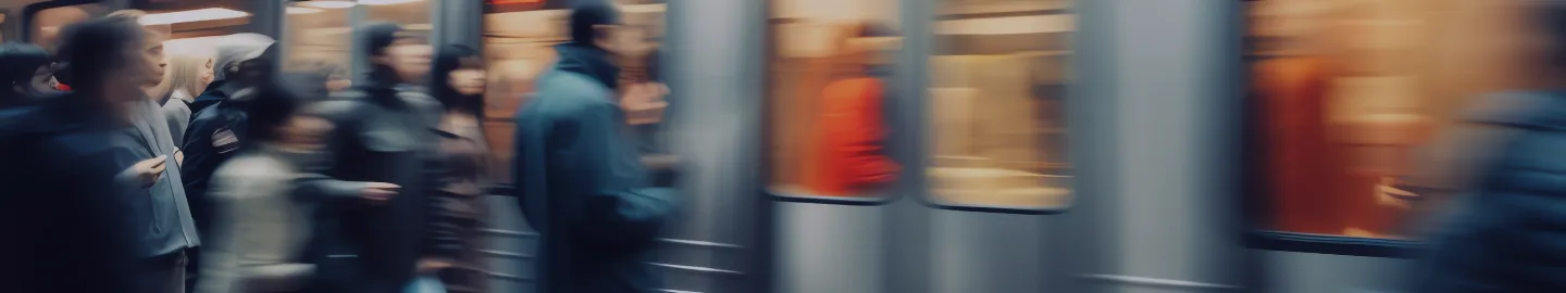 plusieurs personnes en train de monter et descendre du métro parisien