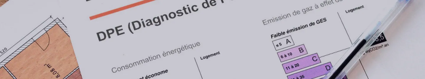 un dossier DPE posé sur une table