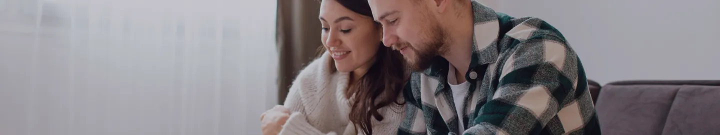 un jeune couple heureux d’avoir acheté un logement neuf pour faire du locatif
