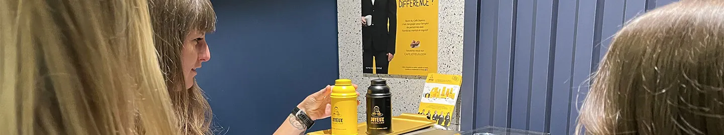 Photo des collaborateurs LP Promotion devant la machine à café Café Joyeux