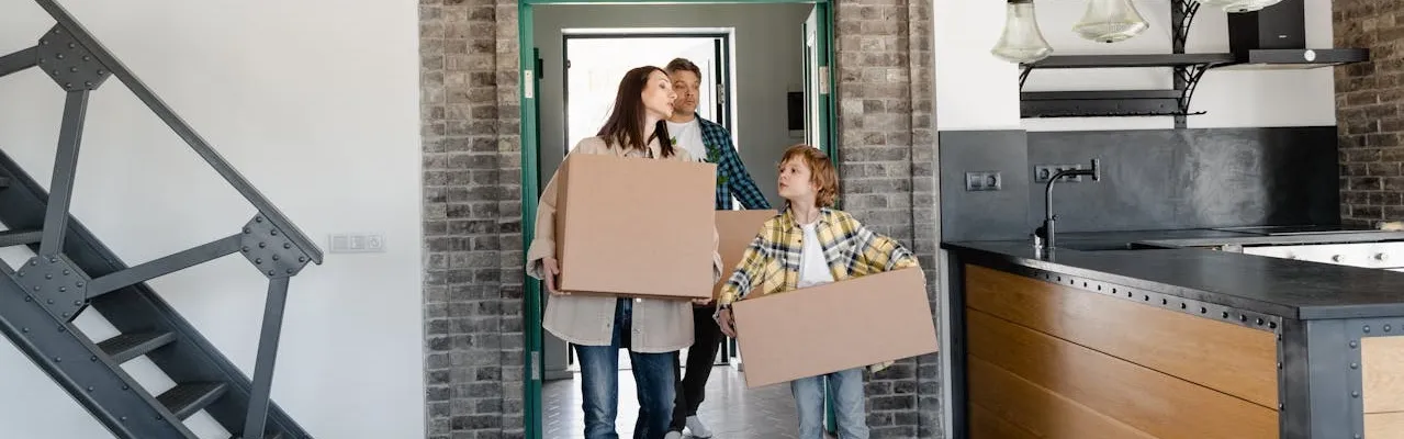 Une famille qui emménage dans leur appartement neuf acheté grâce au prêt à taux zéro