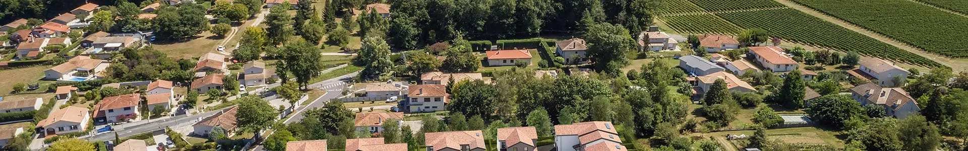 Vue aérienne du quartier autour de la résidence Les Vergers de la Courrège
