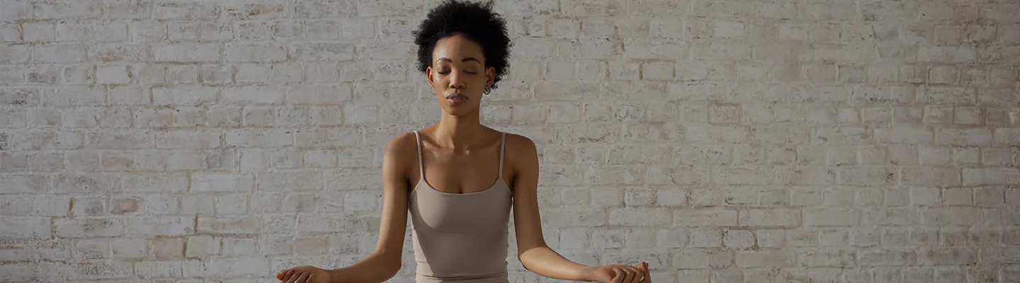 Une femme en pleine méditation