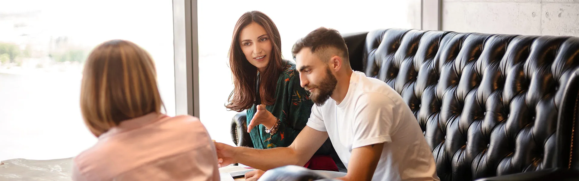 Photo d'une conseillère qui accompagne des futurs propriétaires dans leur achat immobilier neuf