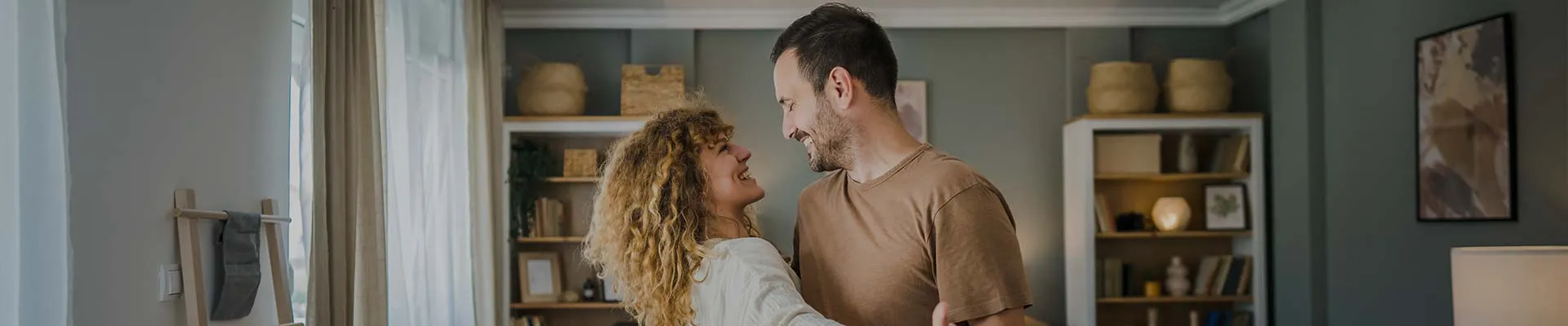 Un couple heureux dans leur nouveau logement neuf
