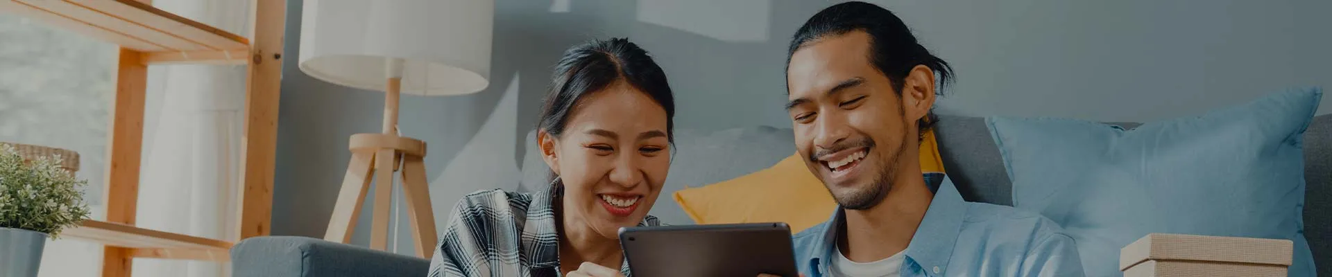 Couple heureux de découvrir son éligibilité au PTZ