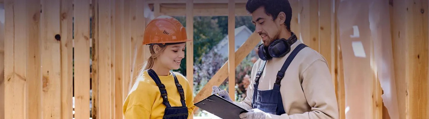 Couple heureux en visite chantier