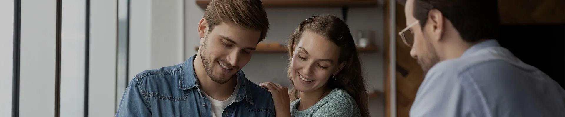 Photo d'un couple pendant la signature d'un PEL chez le banquier