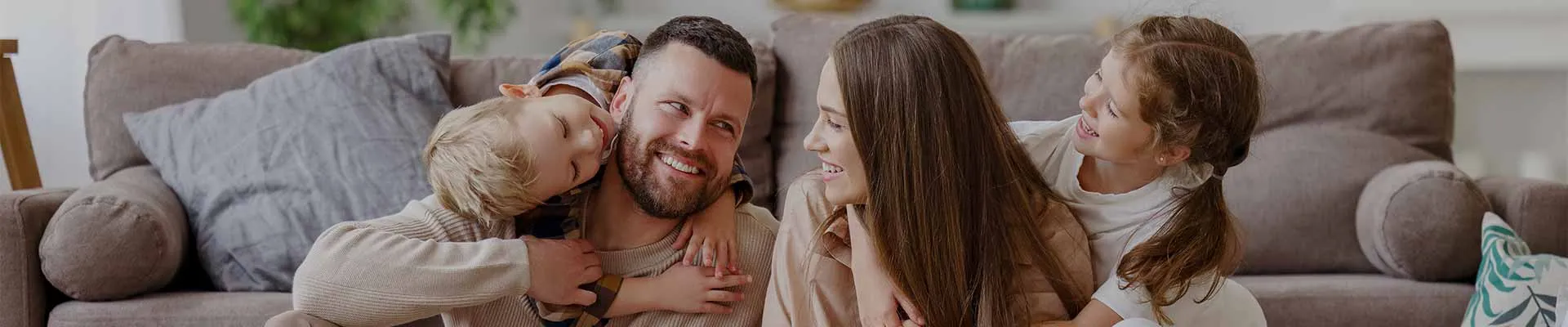 Une famille heureuse dans leur nouveau logement neuf