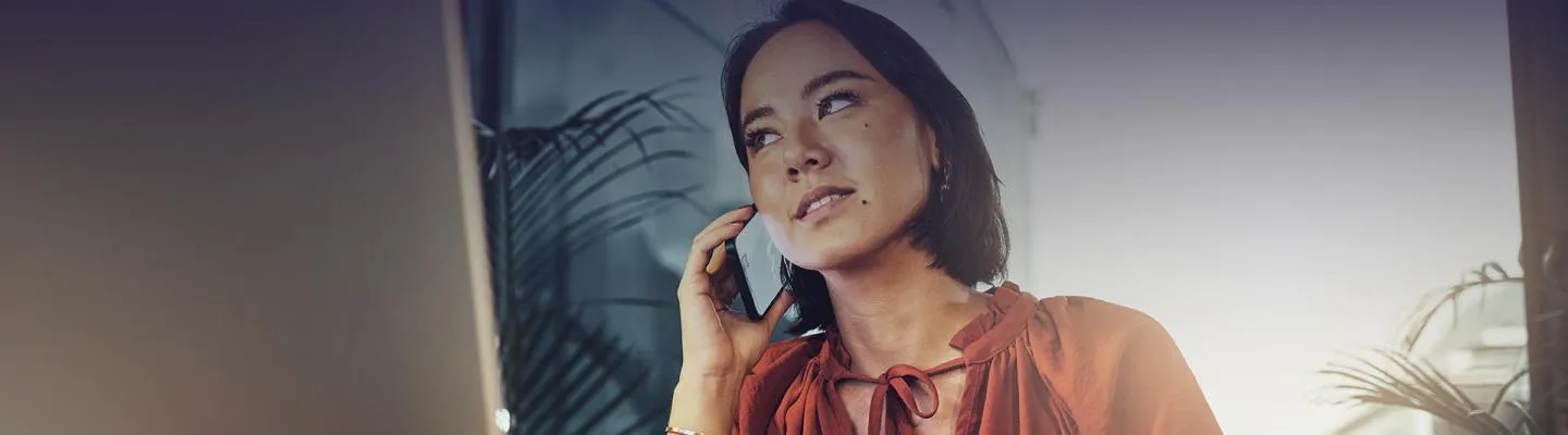 Femme au téléphone pour réaliser un investissement
