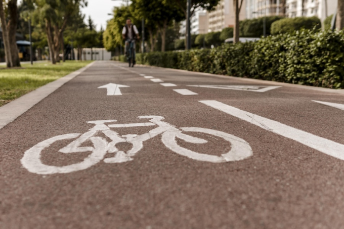 Piste cyclable urbaine sécurisée sur chaussée, dédiée aux mobilités douces