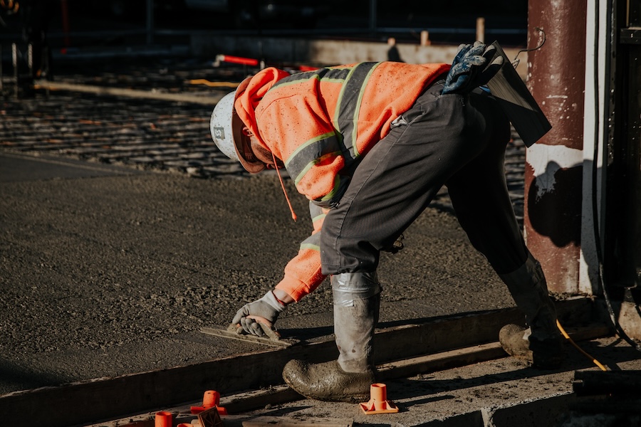 Un ouvrier en train d'effectuer des travaux dans le centre-ville d'Agen