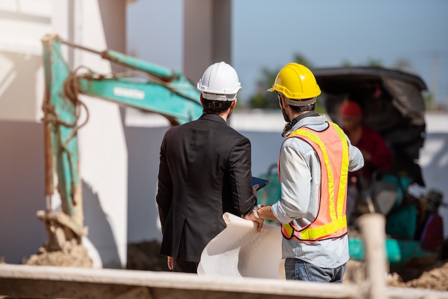 Ouvriers en discussion sur un chantier de l’Envigne
