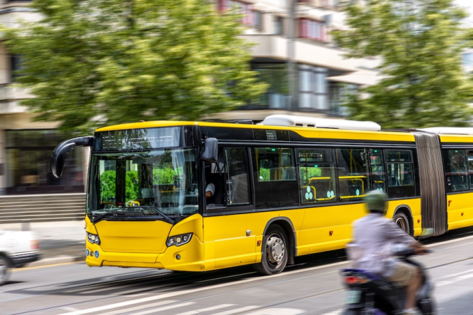 Bus en mouvement sur une avenue, symbole de transport en commun moderne et rapide à Argenteuil