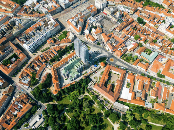 Vue aérienne d’un centre-ville historique pour illustrer le zonage ABC