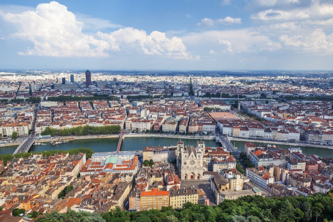 Vue panoramique de Lyon depuis la colline de Fourvière, près du quartier du Puisoz – Grand Parilly