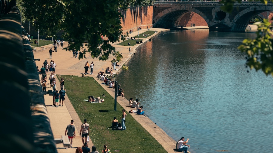 Étudiants se promenant et se reposant sur les quais de la Garonne à Toulouse