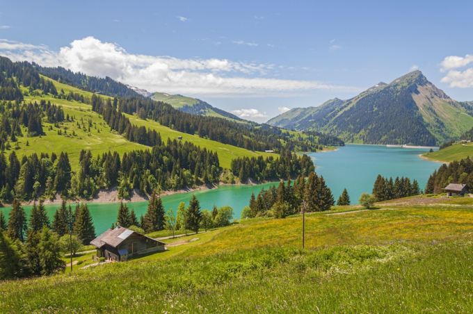 Vue panoramique sur un lac entouré de montagnes dans le lac Longrin