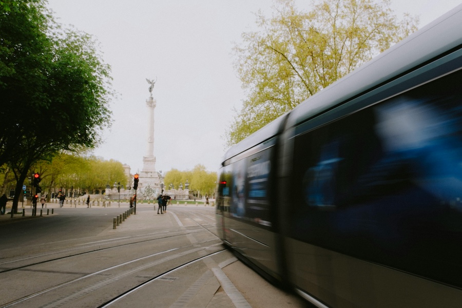Tramway circulant place des Quinconces à Bordeaux, symbole du développement des lignes E et F.