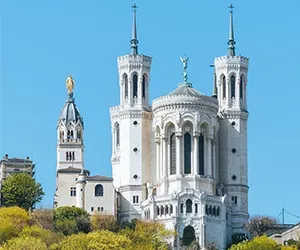 Photo de la façade de la Basilique Notre Dame de la Fourvière à Lyon